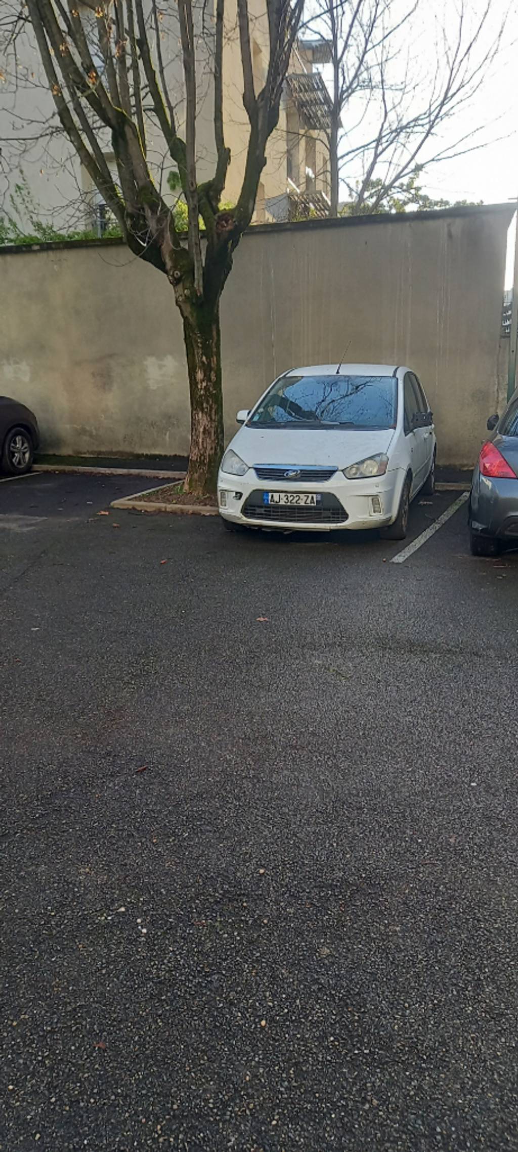 Photo 2 - Stationnement non autorisé dans parking résidentiel