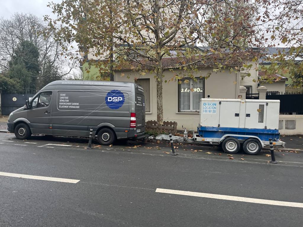 Véhicule stationné sur piste cyclable.