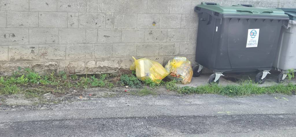 Dépôt anticipé de sacs de recyclage.