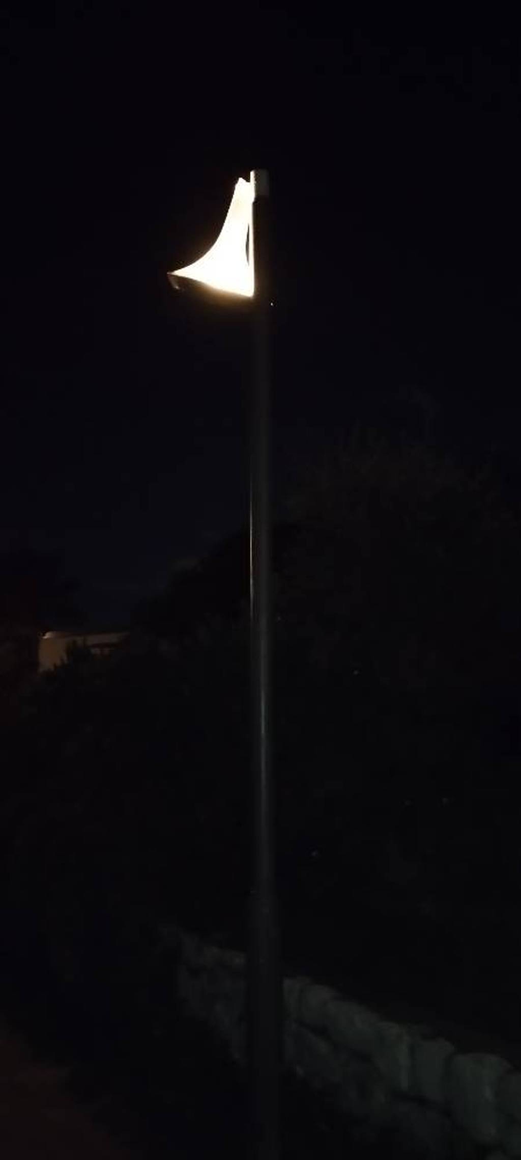 Lanterne cassée sur candélabre