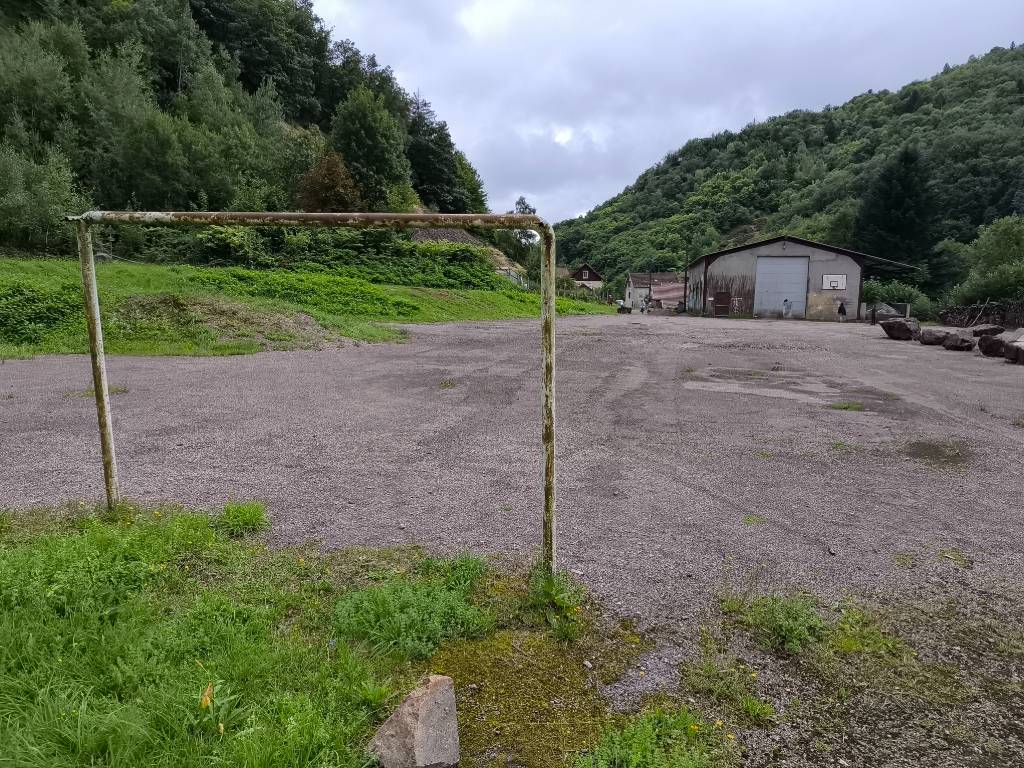 Terrain de foot abîmé, besoin city stade.
