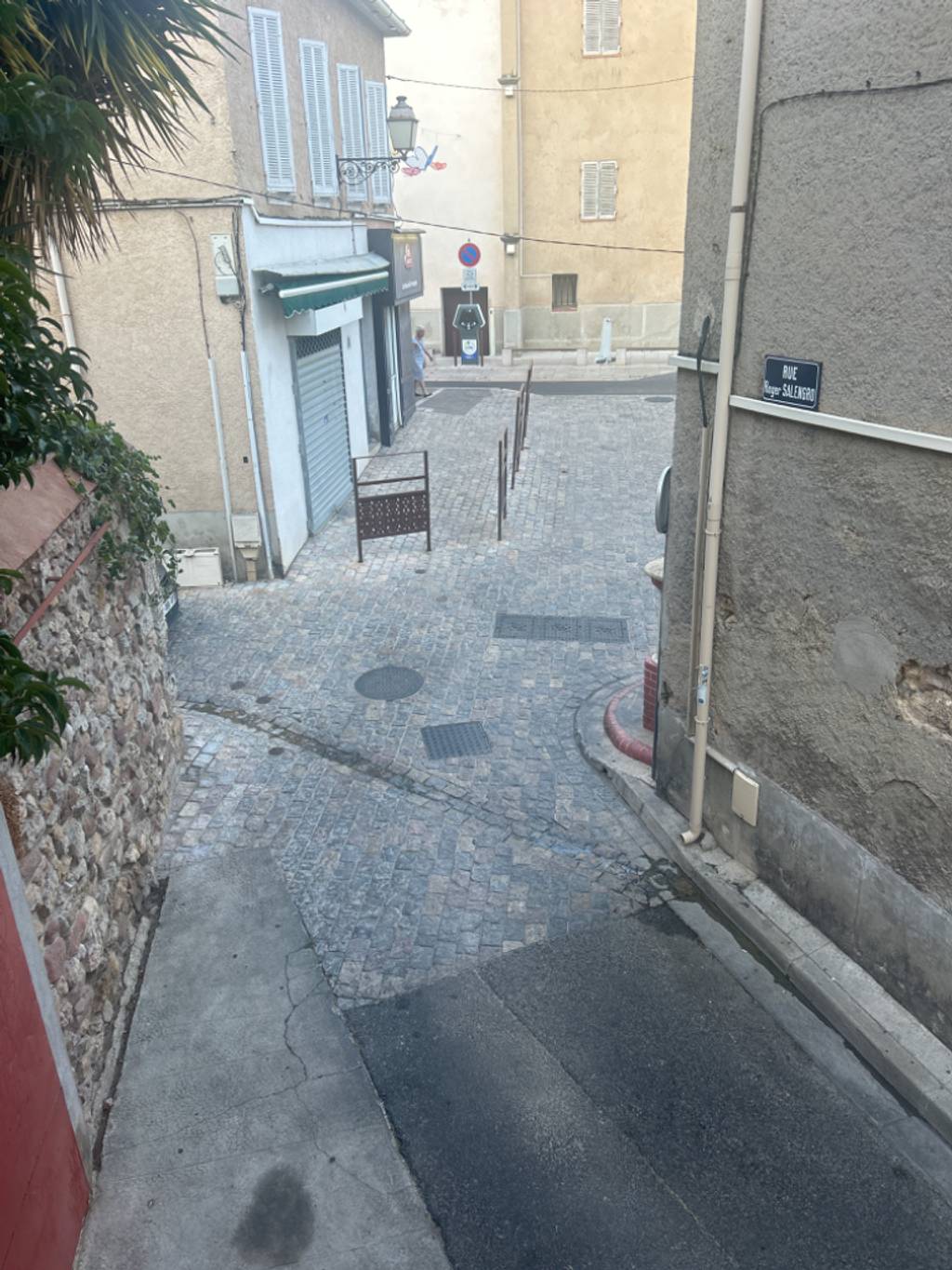 Forte odeur d'urine dans quartier résidentiel.