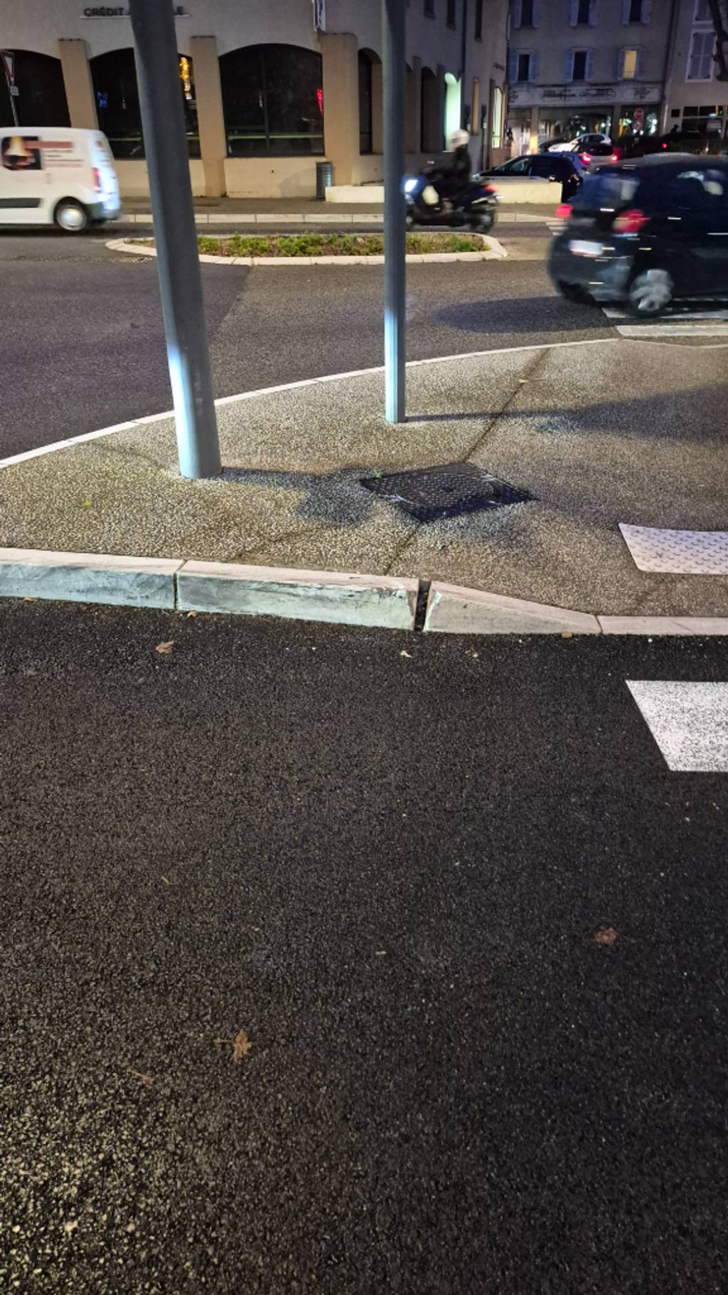 Photo 2 - Bordures des trottoirs défectueuses causent crevaison