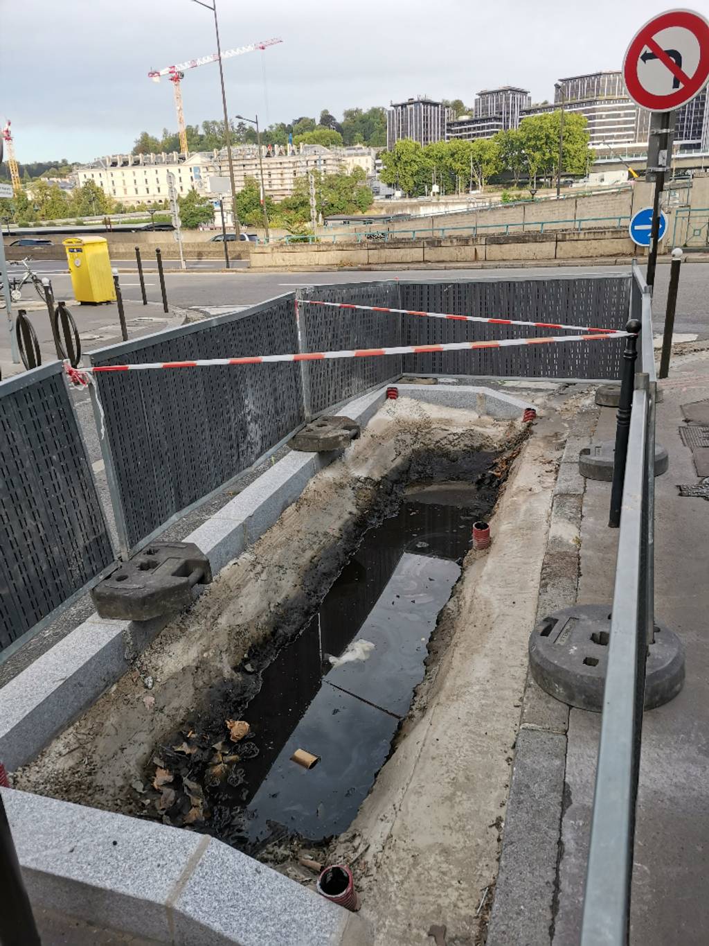 Trou d'eau stagnante attire les moustiques.
