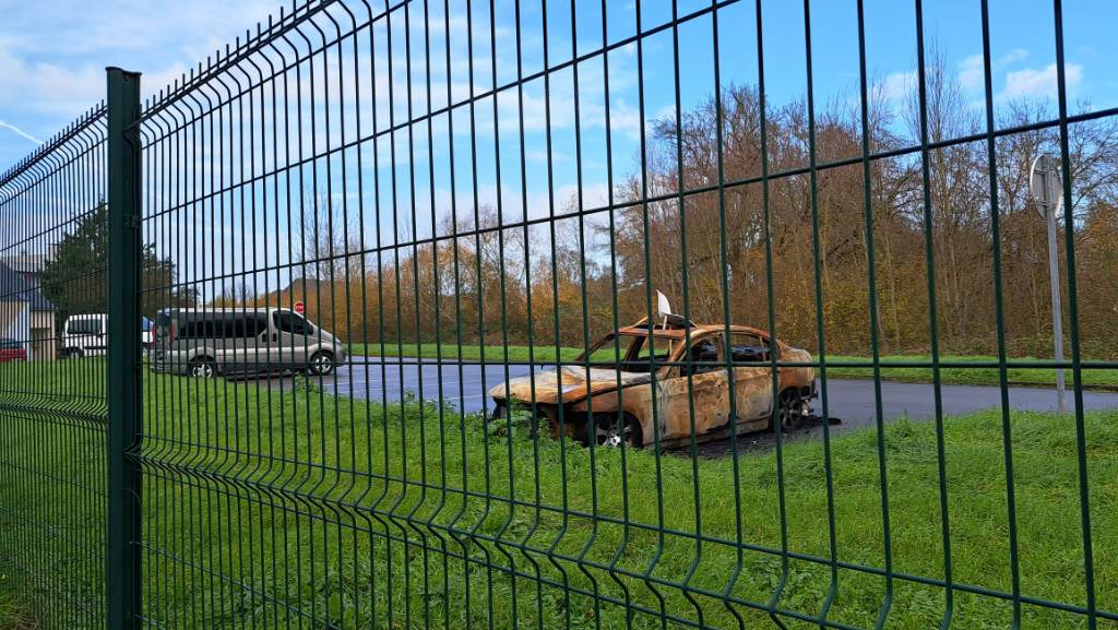 Photo 2 - Voiture incendiée abandonnée sur parking.