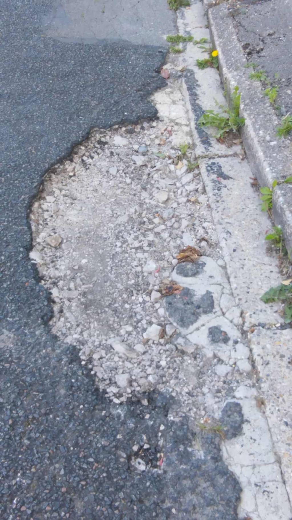 Nids de poule géants dans carrière.