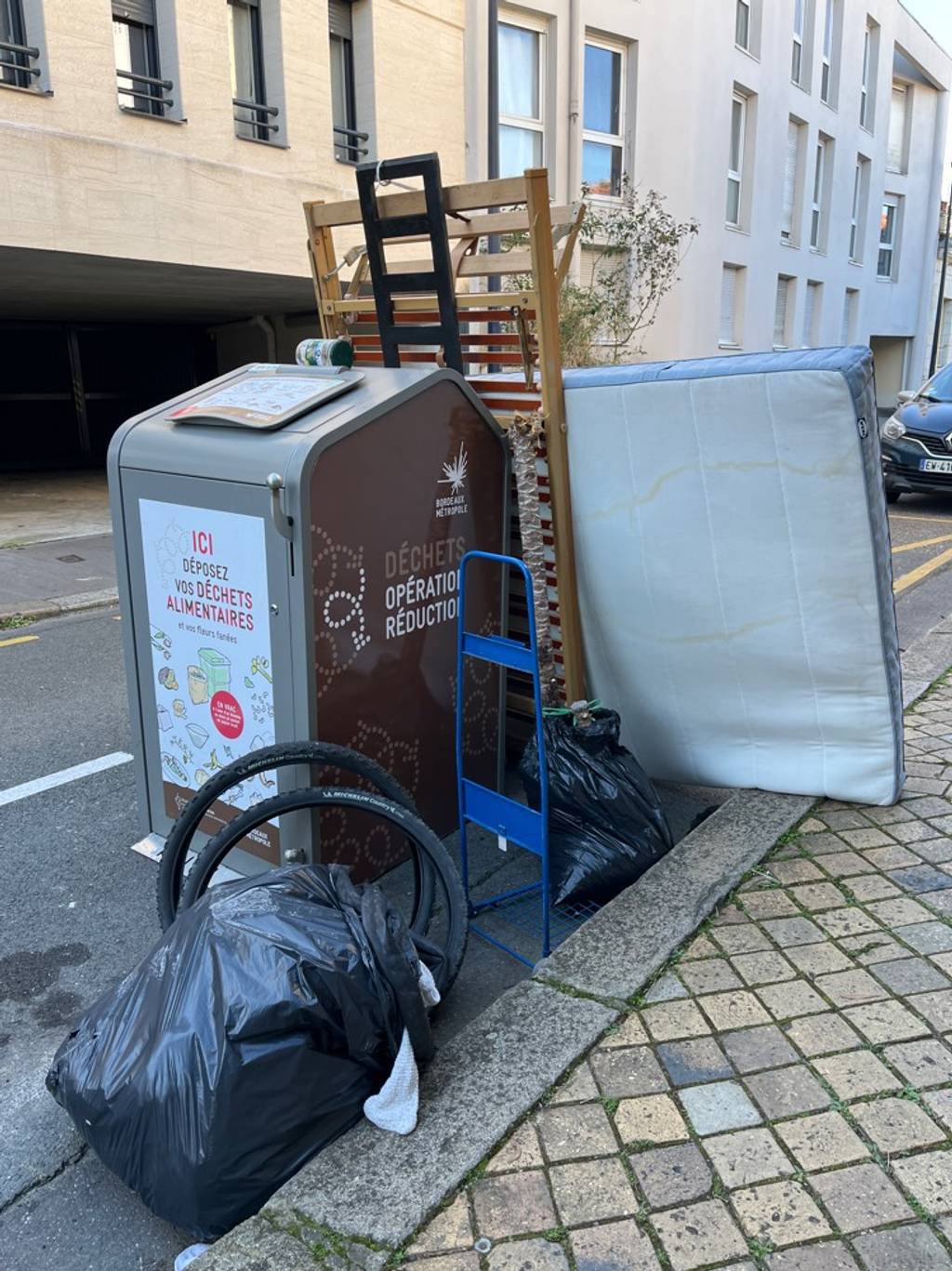 Déchets divers sommier matelas vêtements plante