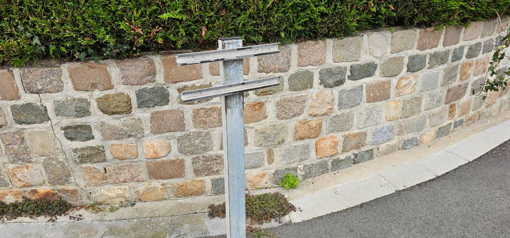 Absence de panneau de rue.