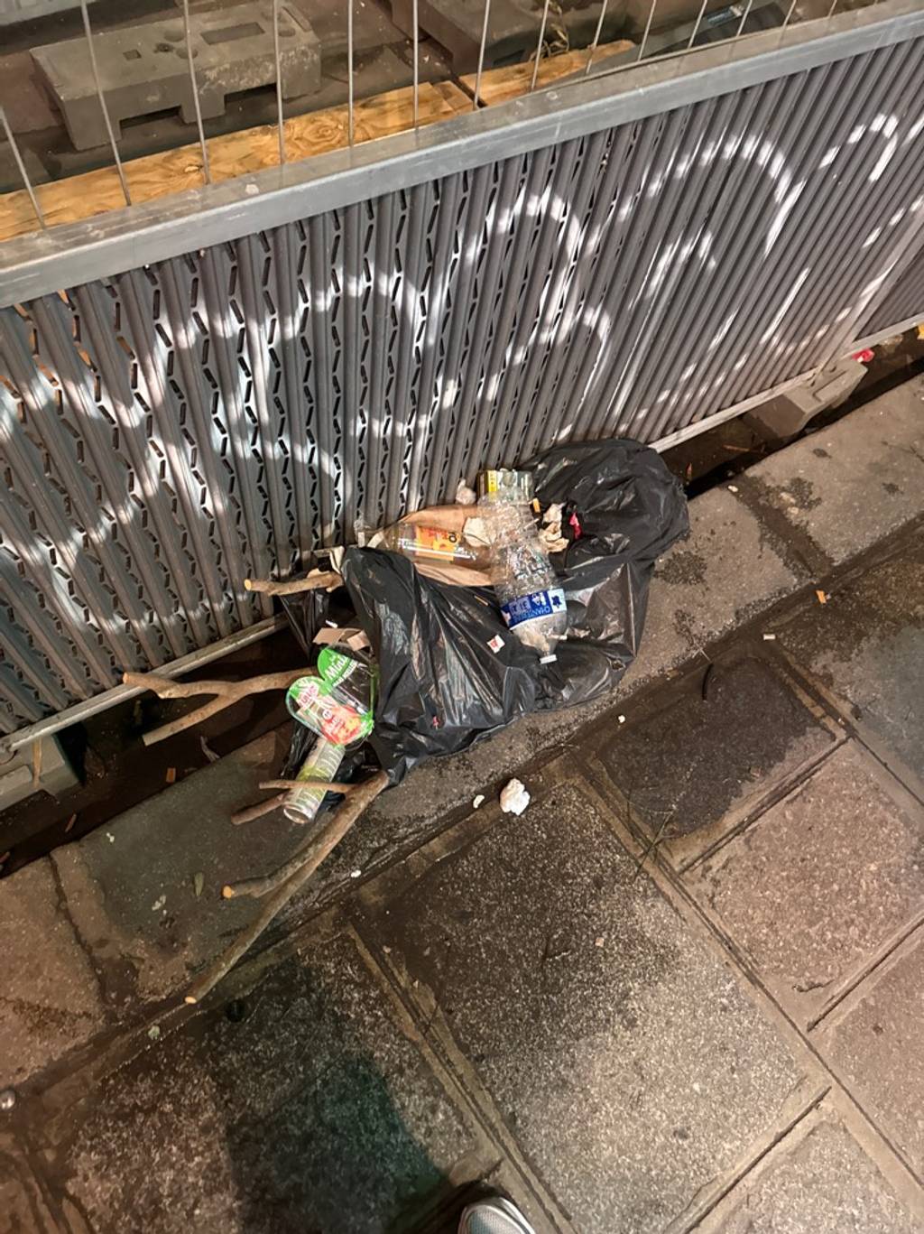 Sacs-poubelle entre rues Saint-Honoré et Rousseau