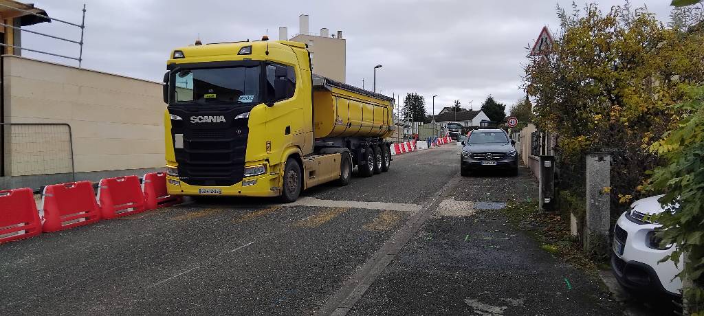 Bornes de chantier déplacées, trottoir obstrué.
