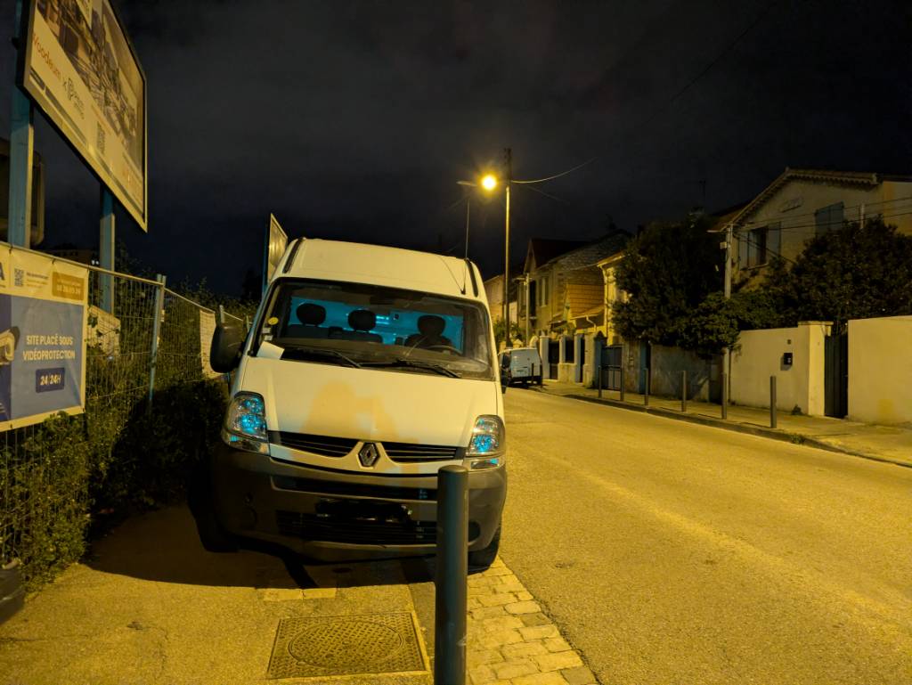 Trottoir bloqué par camion récurrent