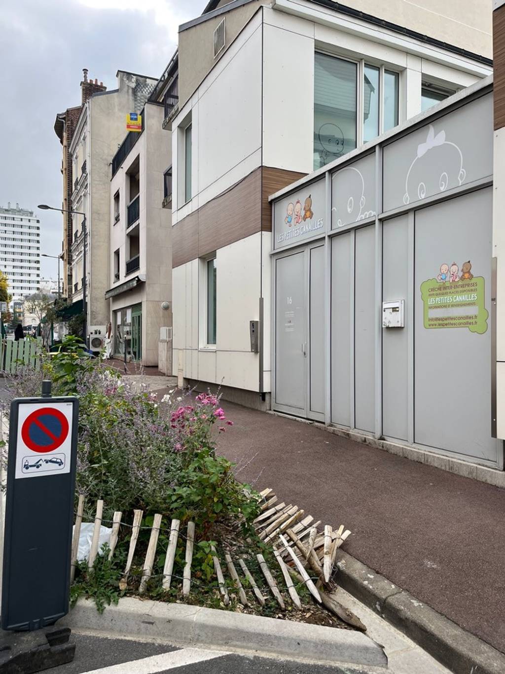 Photo 2 - Palissade en bois devant crèche endommagée.