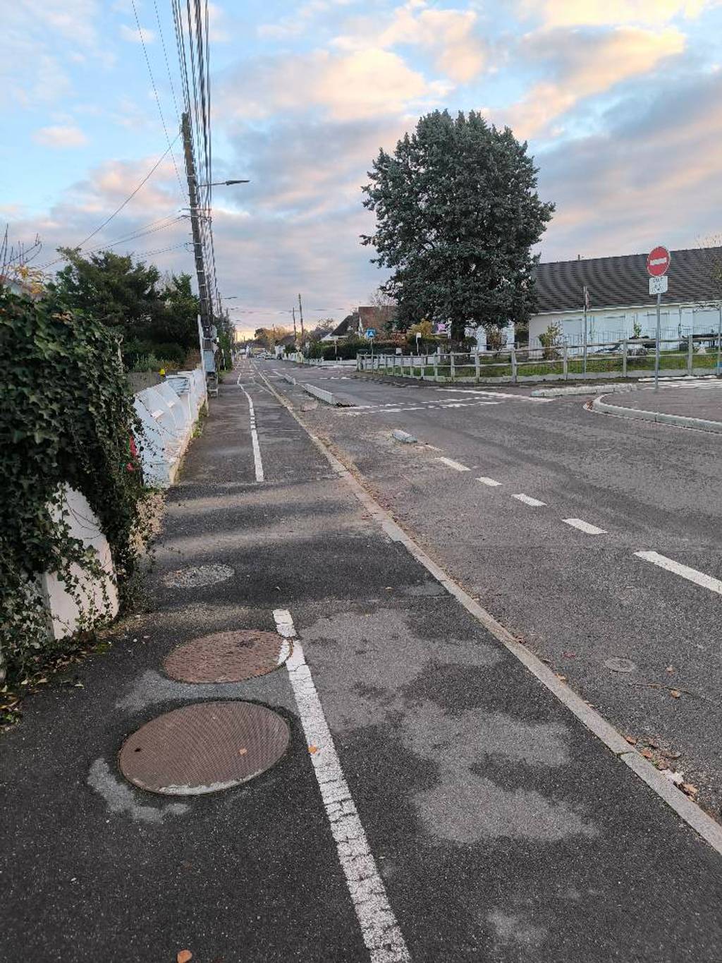 Plot béton obstruant voie cyclable.