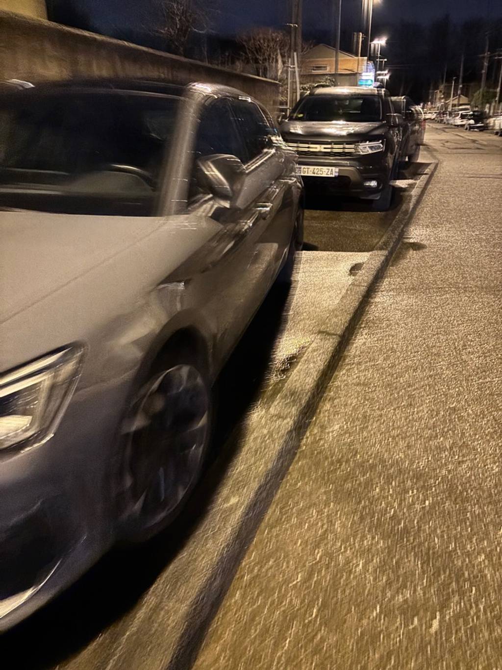 Photo 2 - Voitures garées sur le trottoir