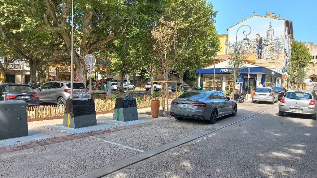 Odeur pestilentielle conteneurs poubelle places.