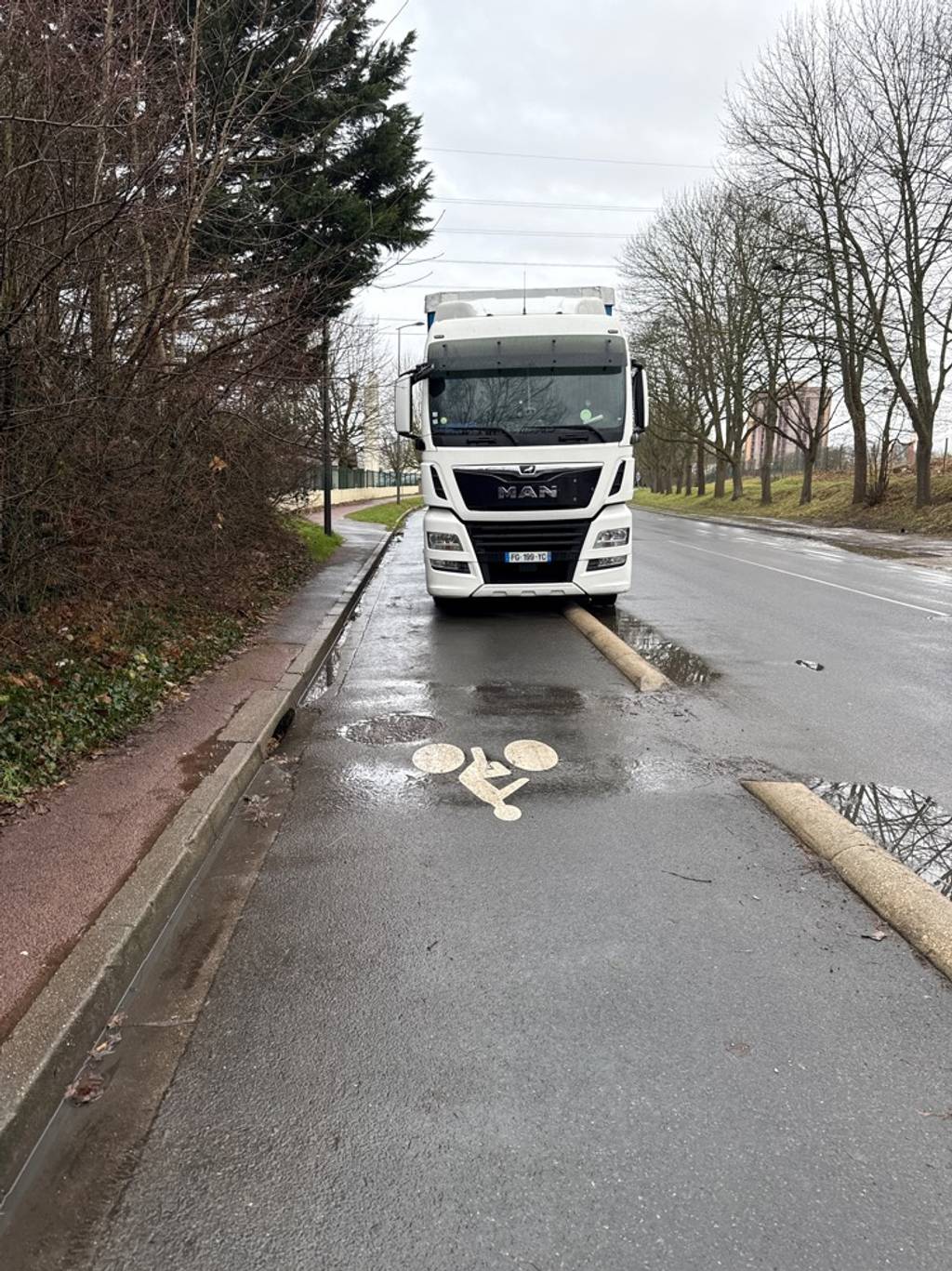 Camion bloque piste cyclable