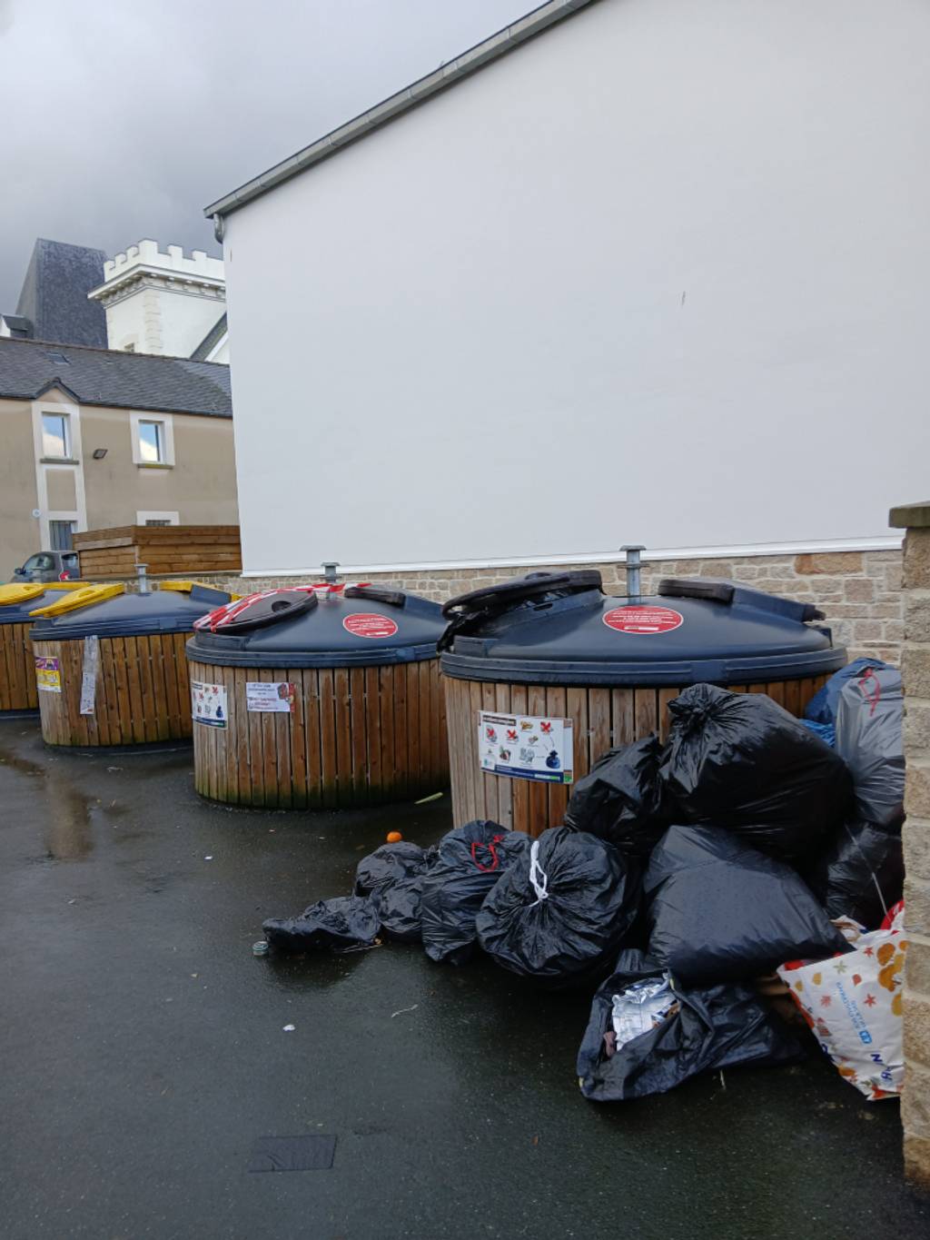 Obstacle au sol entravant piétons