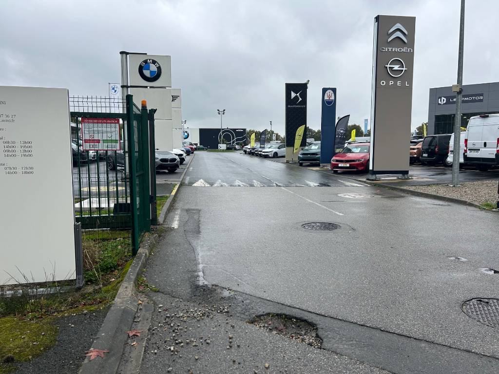 Nid de poule dangereux près concessions.