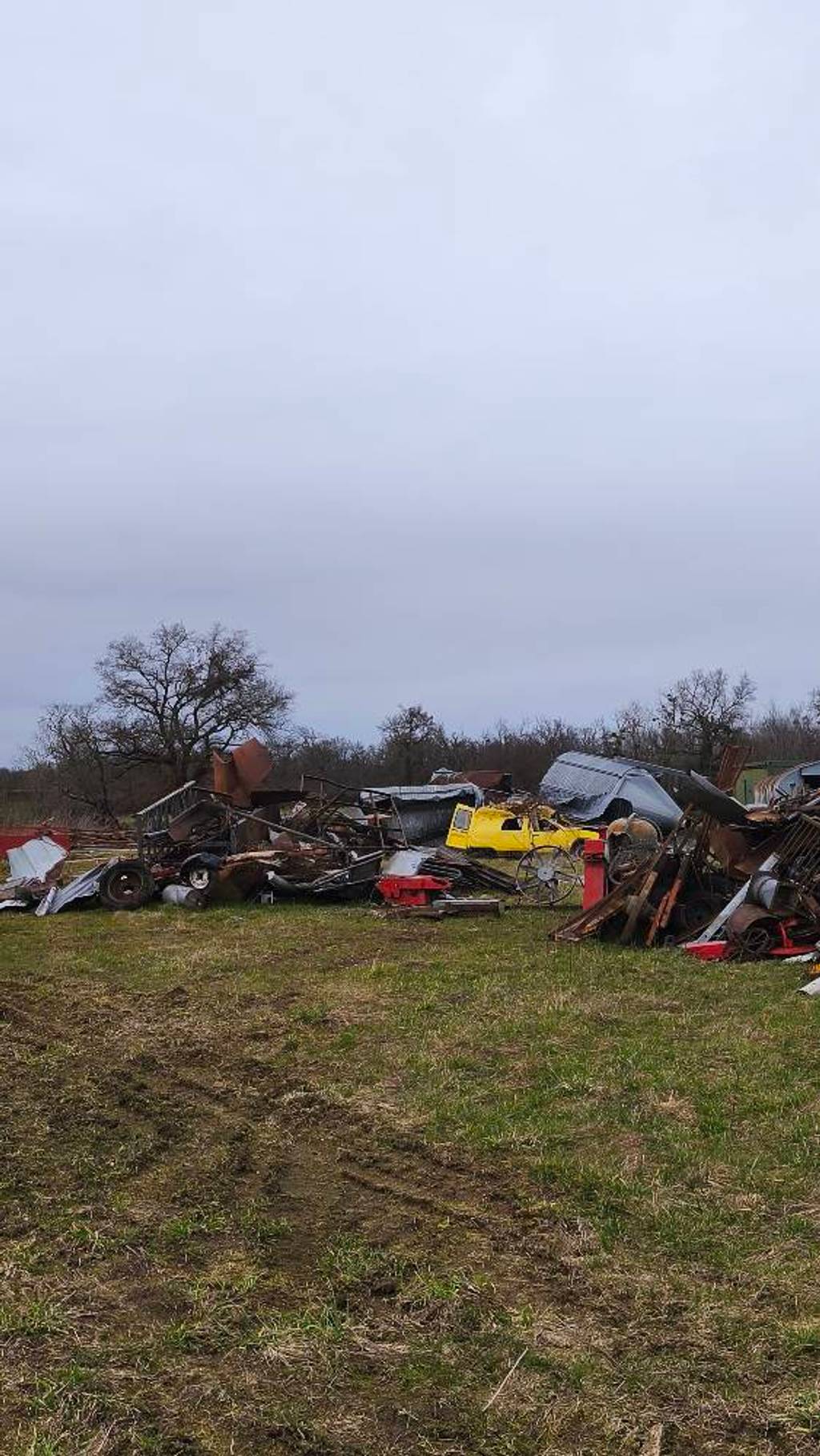 Photo 3 - Dépôt sauvage de ferraille et pneus