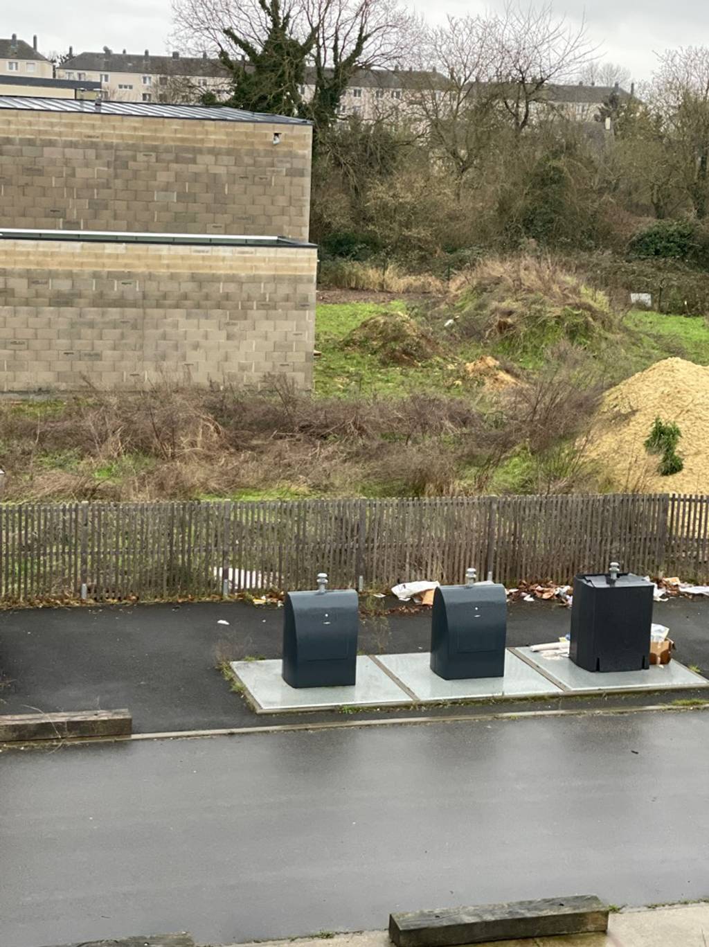 Déchets sauvages, bacs coincés, usagers.