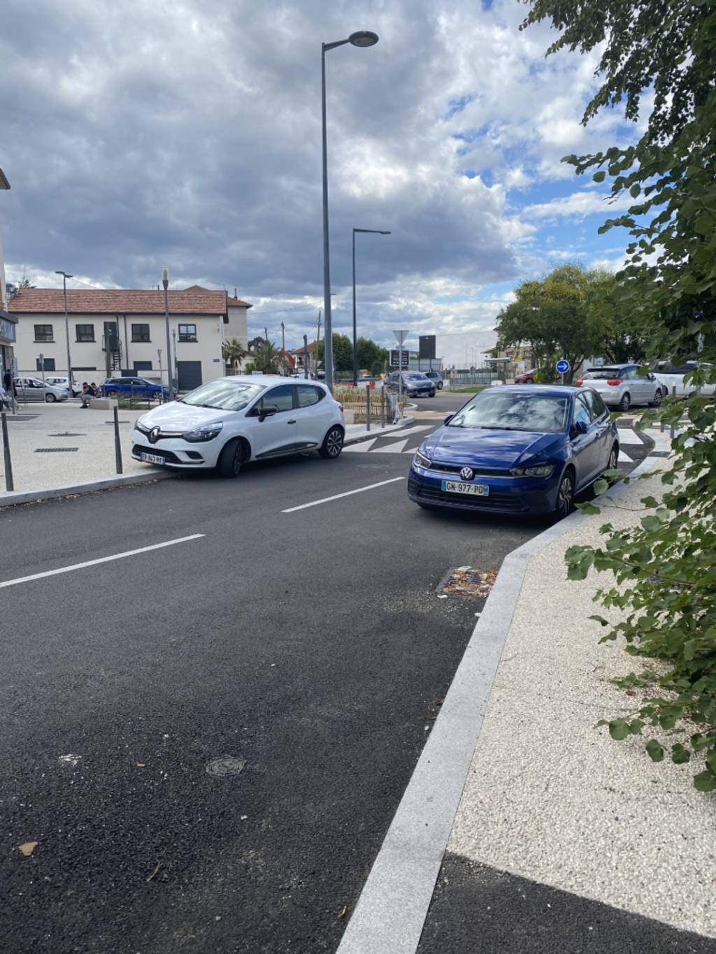 Stationnement dangereux rue Chemin de la Vie Guerse à Bron.