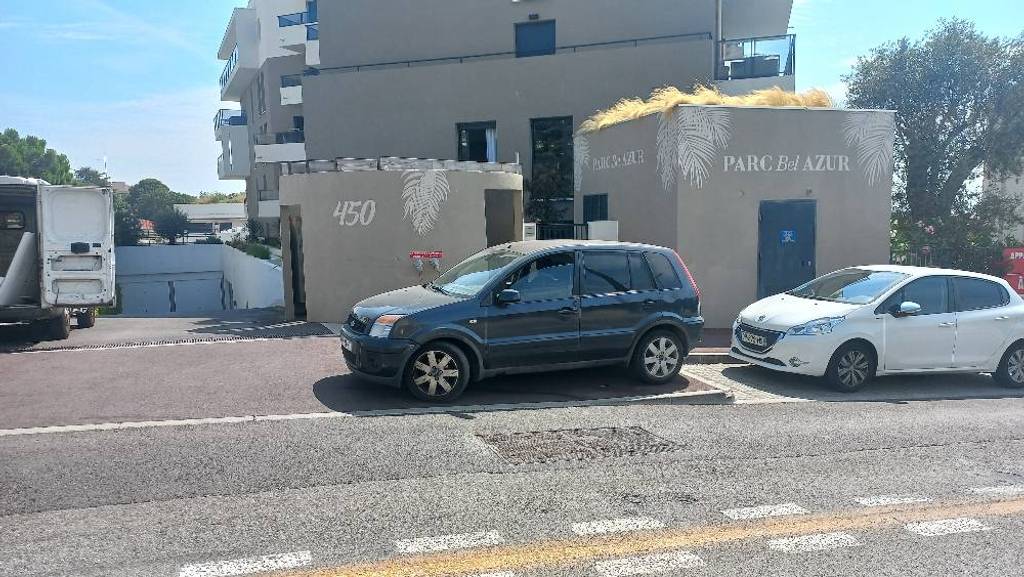 Stationnement gênant sur trottoir, visibilité affectée.