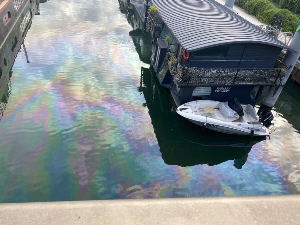 Pollution importante sur l'eau de Seine.