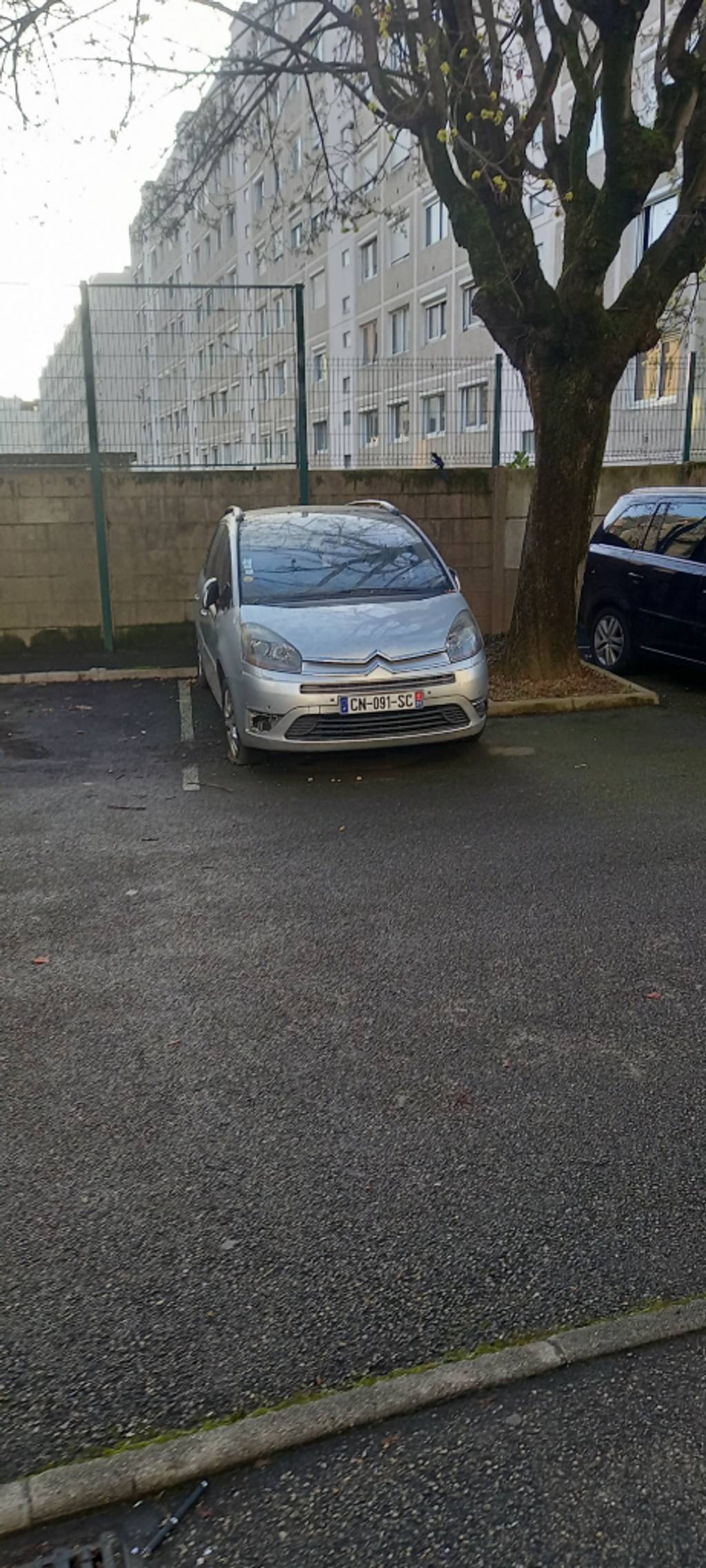 Photo 3 - Voitures ventouses bloquant parking privé