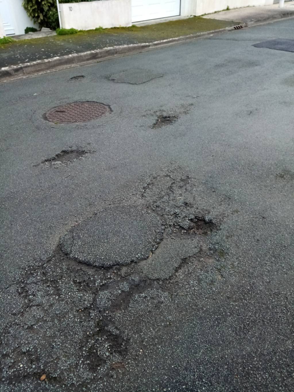 Photo 2 - Trous chaussée croisement Rue des Bleuets