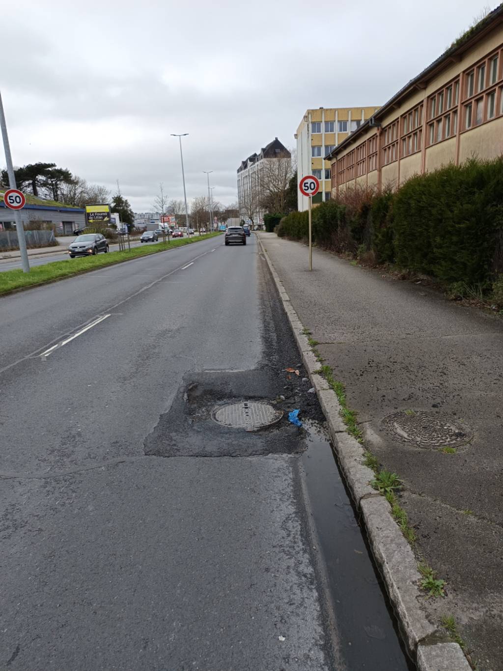 Nid de poule Avenue Amiral Lemonnier