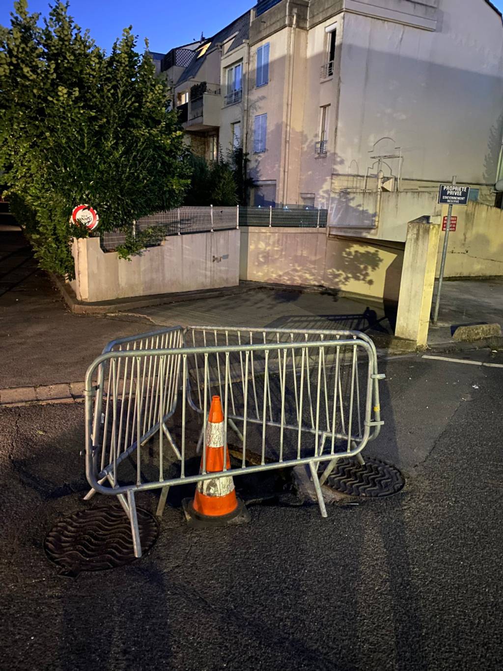 Photo 4 - Affaissement chaussée devant entrée garage souterrain.