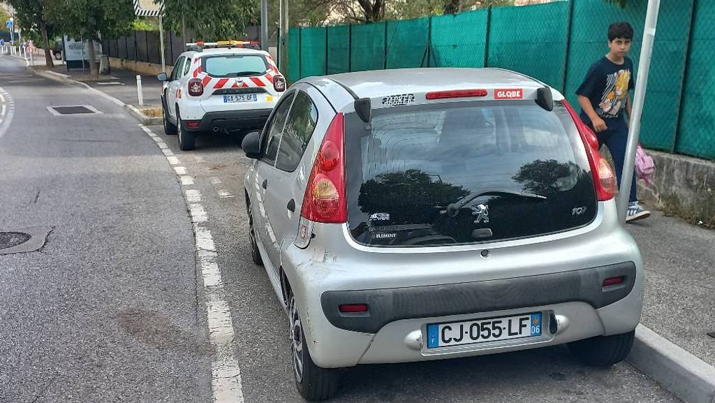 Voiture stationnée illégalement depuis 10 jours.