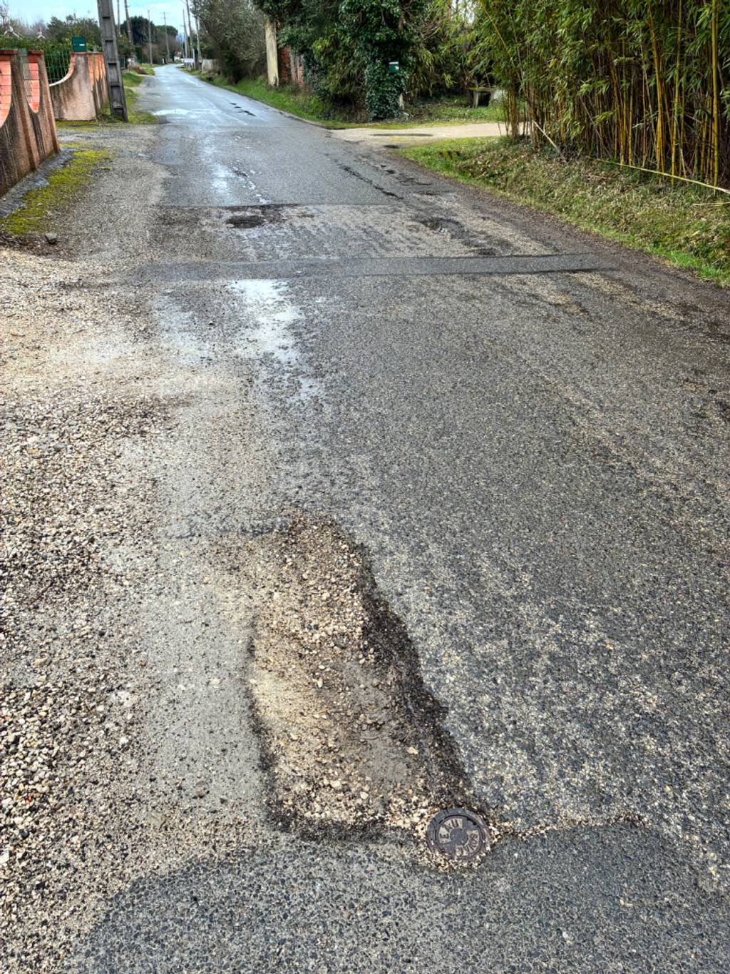 Nids de poule sur chemin Crabatous
