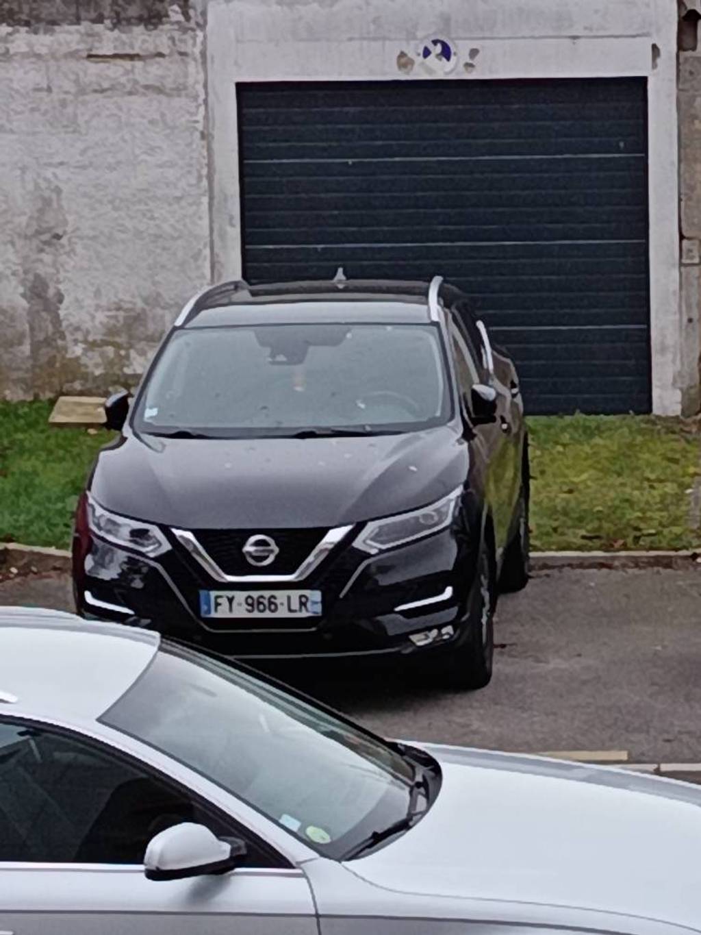 Stationnement prolongé devant garage privé