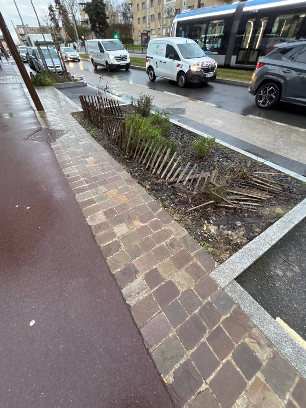 Piquets en bois délimitation abîmés