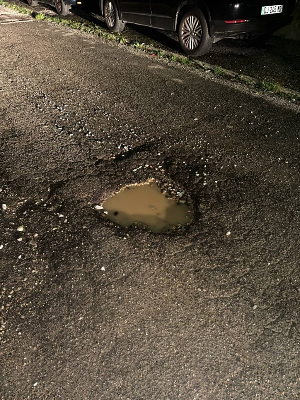 Cratère récurrent devant 2 rue Romarins.