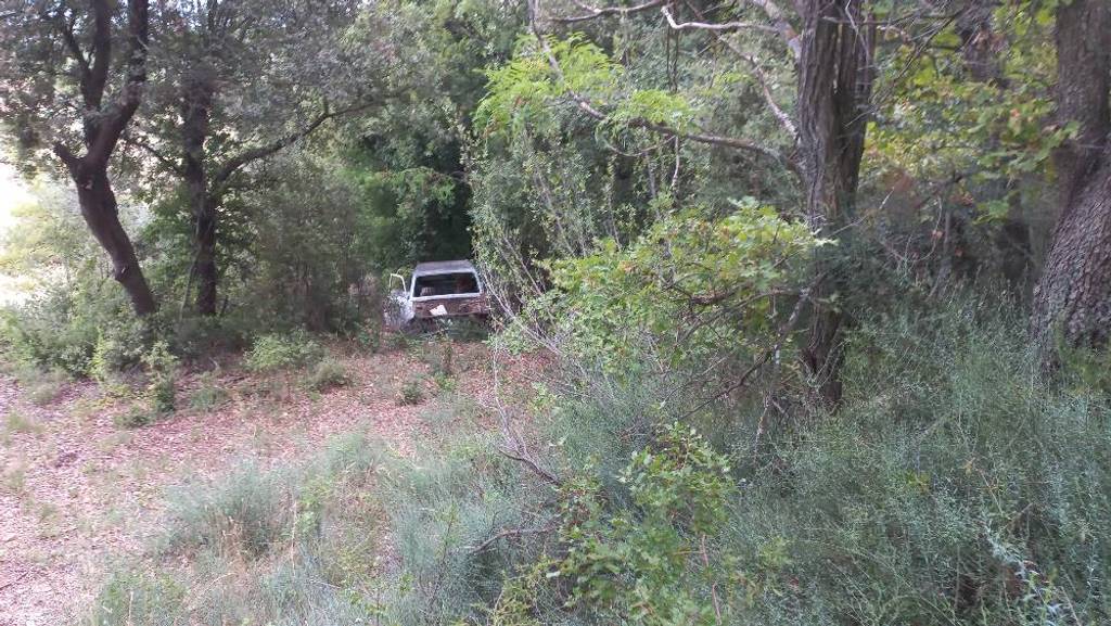 Épave automobile bloquant chemin du canal.