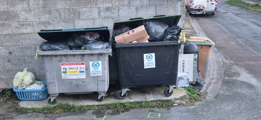 Dépôt sauvage par véhicule GF-437-AR