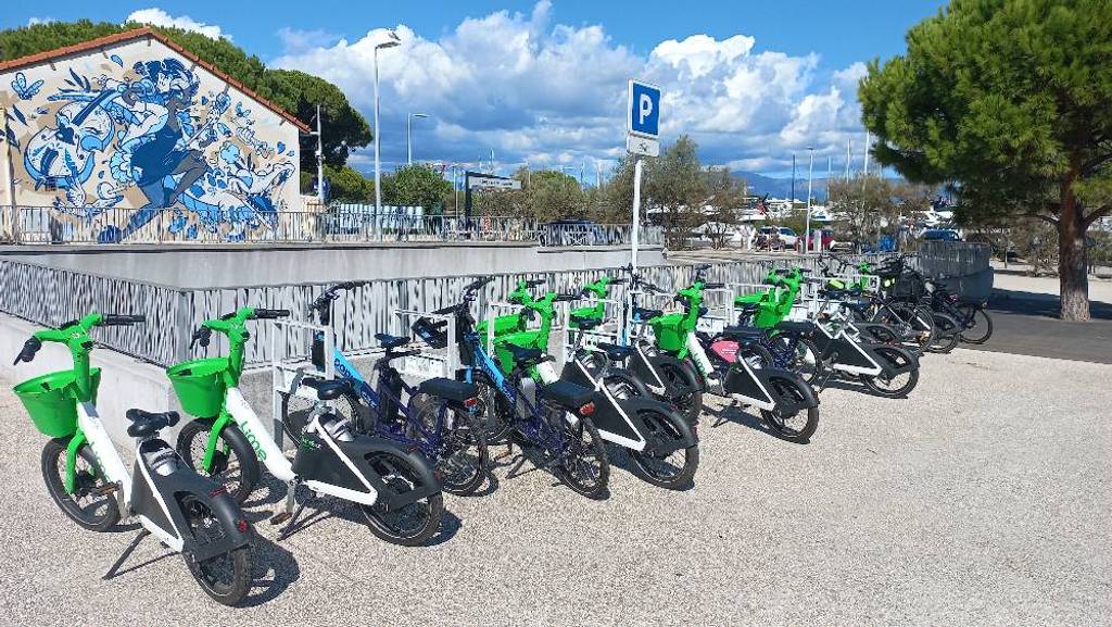 Monopolisation du stationnement vélos par entreprises privées.