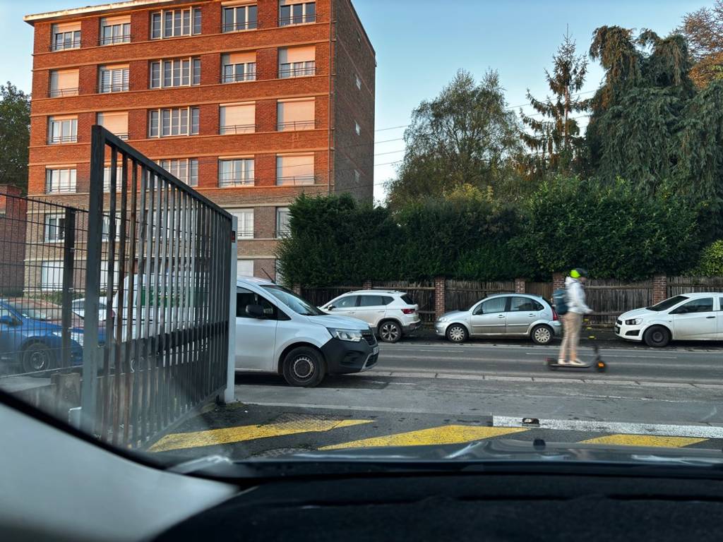 Marquage au sol effacé entrave circulation.