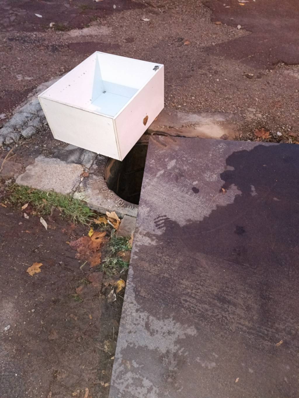 Risque de chute dû à voirie abimée.