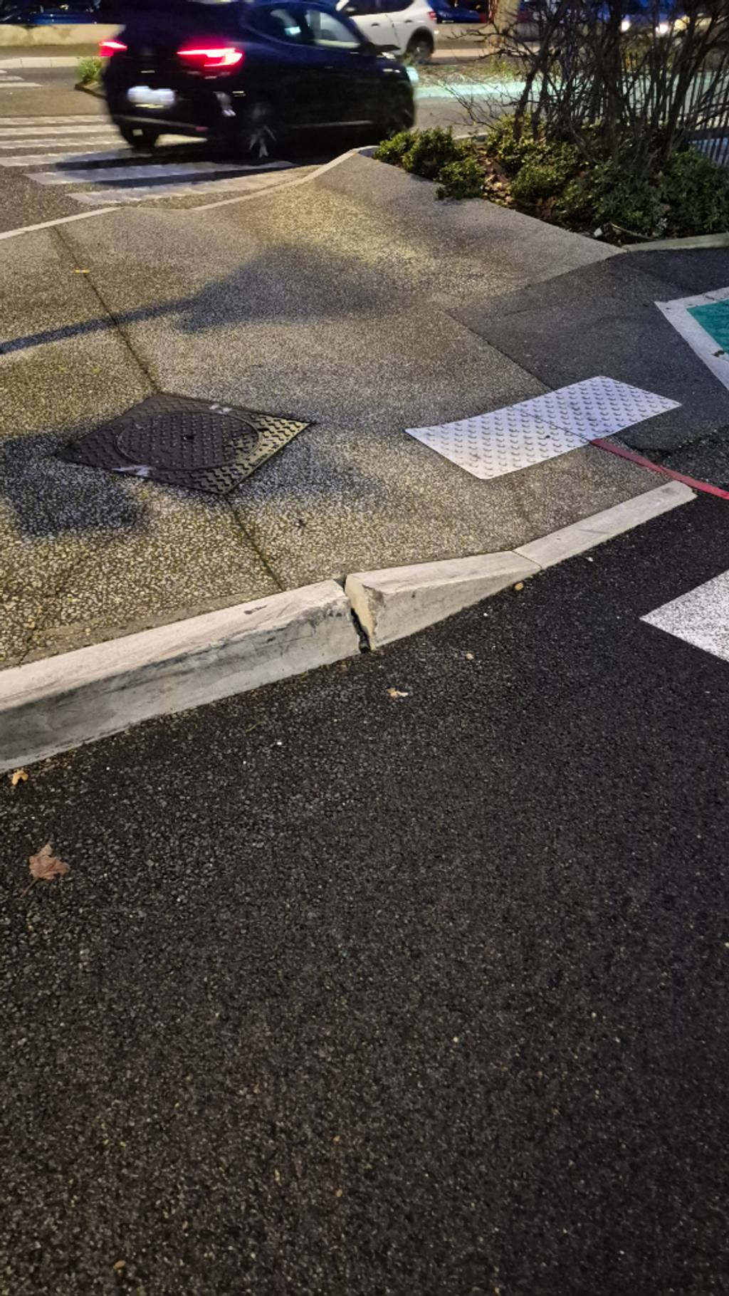 Bordures des trottoirs défectueuses causent crevaison