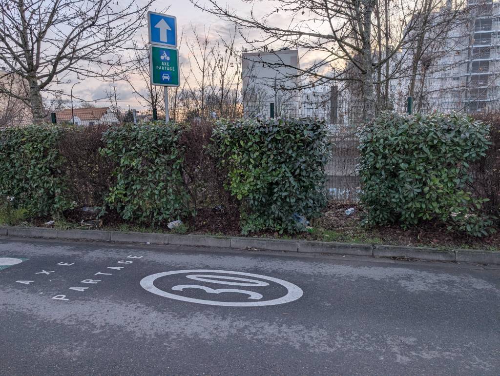 Photo 2 - Déchets envolés après tempête rue Diderot