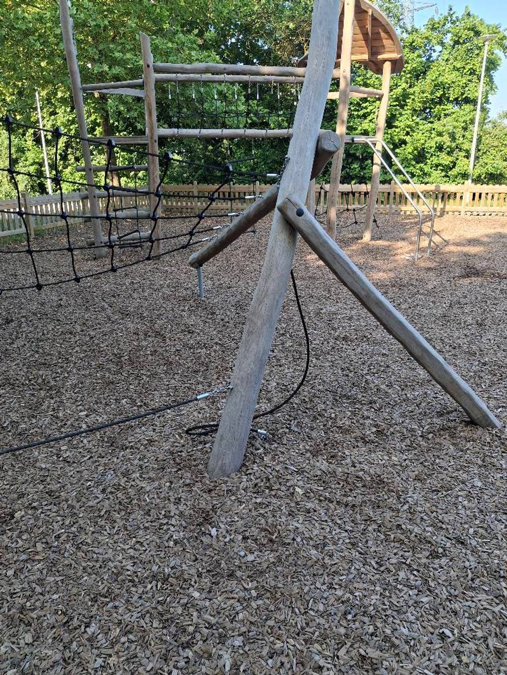 Corde cassée sur aire de jeu.