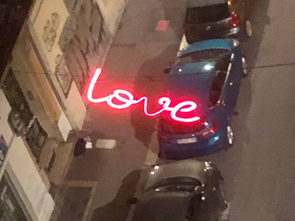 Décoration lumineuse Love prête à tomber