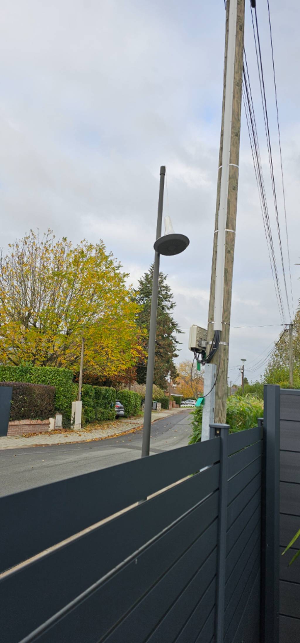 Lampadaire décroché par tempête devant domicile.