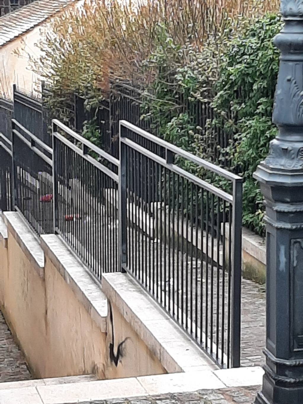 Accumulation de déchets rue Marc Sangnier