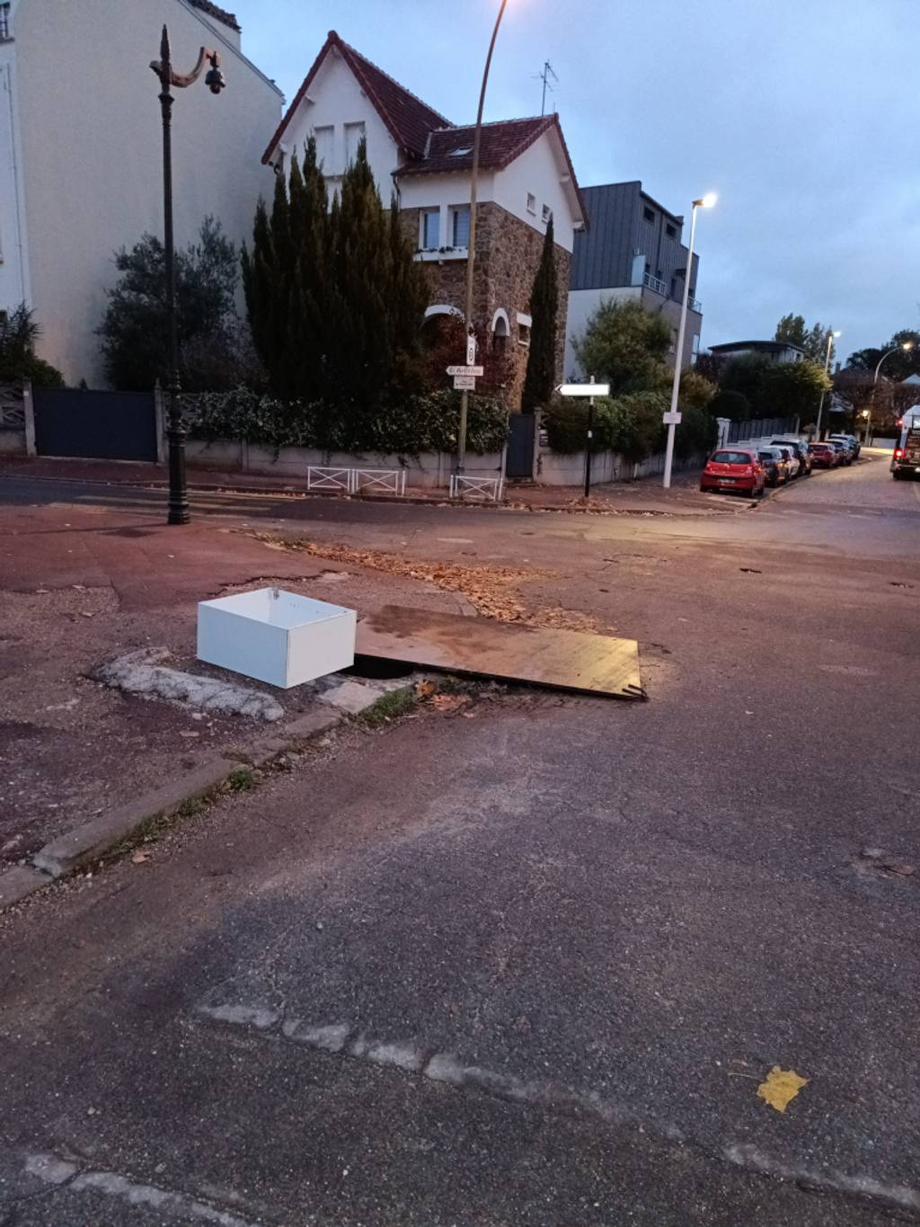 Photo 2 - Risque de chute dû à voirie abimée.