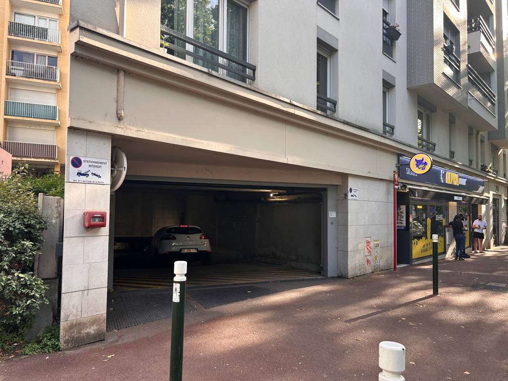 Photo 2 - Stationnement illégal devant garage - signe.