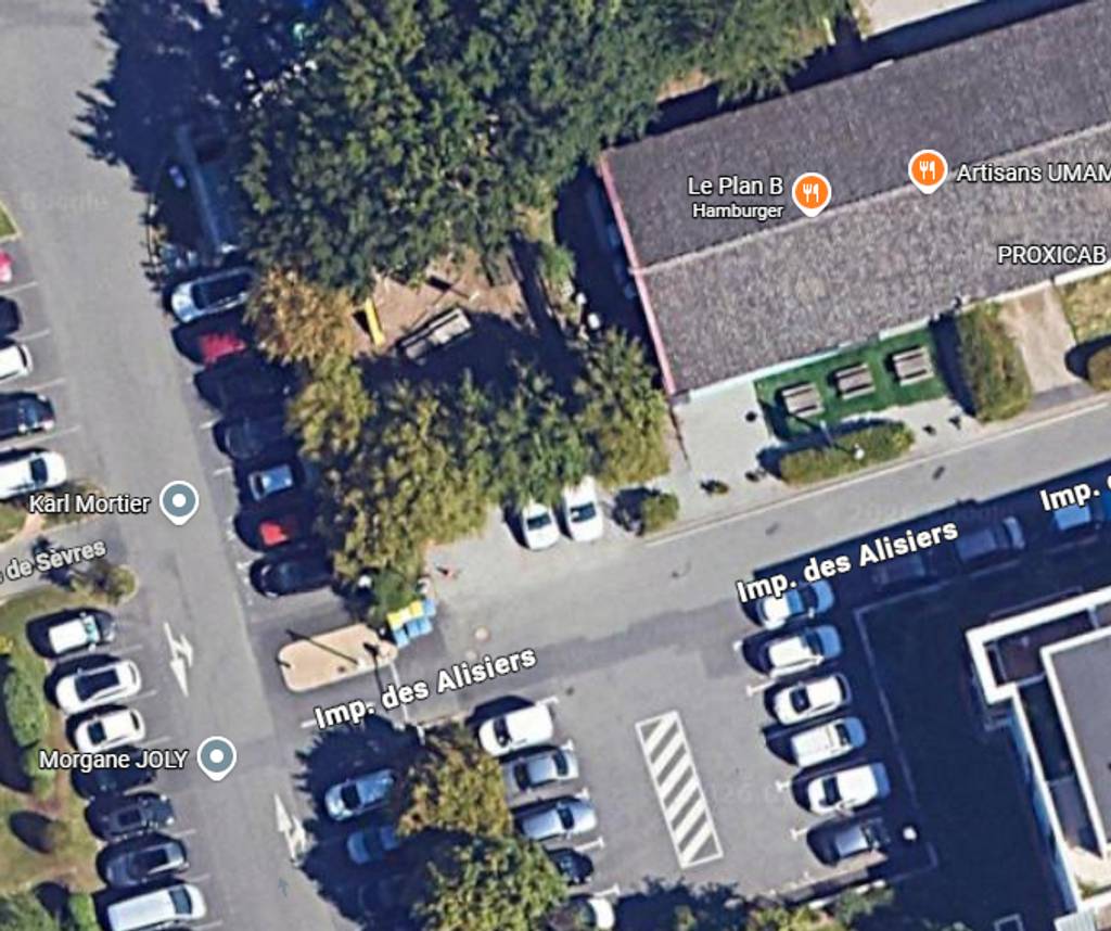 Voiture bleue stationnée depuis 2 mois